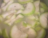 Hình bước làm 2 của món Canh bầu, rau mồng tơi nấu hến
