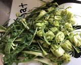 Une image de l'étape 1 de Salade de puntarelle endives rouges fenouil tomates et jambon blanc sauce oignon.