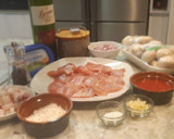 Foto del paso 1 de la receta: Pollo con tocino entreverado y salsa de vino