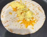 Foto langkah ke 3 dari resep Mc Wrap Isi Telur Sosis.