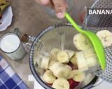 A picture of step 1 of Strawberry Banana Milkshake.