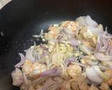 A picture of step 4 of Malaysian style Mie goreng.