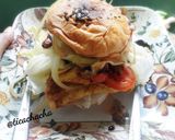 Foto langkah ke 5 dari resep Burger Ayam Teriyaki Super Komplit.