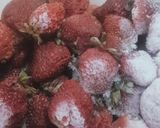 A picture of step 1 of Strawberry shake.