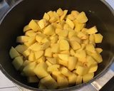 Une image de l'étape 2 de Pommes de terre gratinées au pecorino,ail et persil.