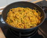 Foto del paso 5 de la receta: One-Pot: Spaghetti integral con pollo al curry