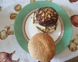Foto del passaggio 3 della ricetta Hamburger con verdure grigliate, brie e cipolle fritte croccanti