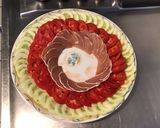 Une image de l'étape 5 de Salade de tomates et concombre au lonzo,cornichons et petits oignons.