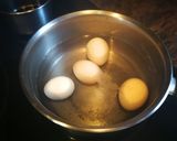 Foto del paso 1 de la receta Huevos de coral rellenos con pescado sobre escarola