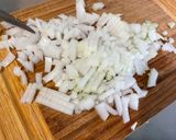 Une image de l'étape 4 de Salade de concombre à la crème, oignon doux, feta et coriandre.