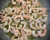 Foto del paso 3 de la receta: Spaghetti al pesto de albahaca y piñones con langostinos