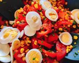 Hình bước làm 3 của món 💚 Salad Bắp, Cà Chua & Trứng Gà (Vegetarian)