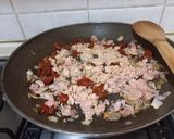 Foto del passaggio 2 della ricetta Pasta pomodori secchi e tonno