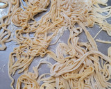 Foto del paso 5 de la receta: Tallarines caseros con carbonara suave