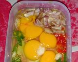 Foto langkah ke 2 dari resep Telur Dadar bangWit(bawang cabe rawit).