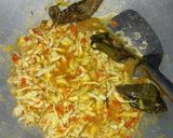 Foto langkah ke 2 dari resep Ayam Suwir Mercon Daun Jeruk.