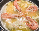 Foto del paso 2 de la receta: Arroz con gambones y alcachofa