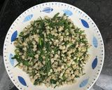 Hình bước làm 2 của món Hến xào hẹ ăn với bánh đa