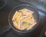 Foto del paso 3 de la receta: Gallo asado con batata frita y tomate aliñado