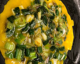 Foto del paso 3 de la receta: Tortilla de huevos caseros con cebolletas de la huerta