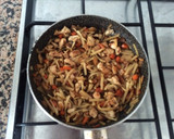 Foto del paso 6 de la receta: Espaguetis con salsa de soja, pollo, champiñones y zanahoria
