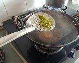 A picture of step 2 of Okra fry using panch phoran.