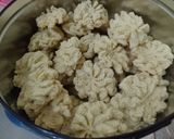 Foto langkah ke 5 dari resep Semprit sagu keju.