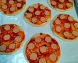 Foto langkah ke 3 dari resep Pizza Sosis Simple #Dapur Fitri.