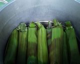 Foto langkah ke 4 dari resep Lontong daun pisang.