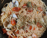 Foto del paso 6 de la receta: Espaguetis con tomate cherry y marisco