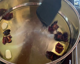 Foto del paso 1 de la receta: Cazuela de merluza y langostinos con su caldo