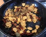 Une image de l'étape 4 de Sauce au thon, tomates séchées et champignons de paris.