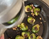 Foto del paso 3 de la receta: Colecitas de bruselas salteadas