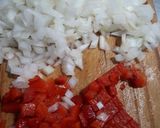 Foto del paso 2 de la receta: Arroz con pollo y salsa de tomates en wok
