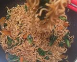 Foto langkah ke 4 dari resep Mie goreng praktis.