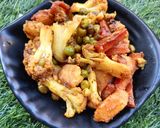 A picture of step 3 of Aloo Gobhi matar gajar ki sookhi sabji.