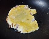 A picture of step 2 of Banana omelet burger.
