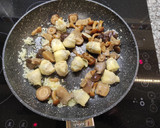 Foto del paso 3 de la receta: Arroz exprés con setas y alcachofas