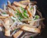 Hình bước làm 2 của món Củ sắn xào nấm và đậu hũ