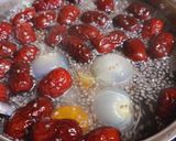 Hình bước làm 2 của món Nhãn nấu táo đỏ trần bì