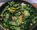 Foto del paso 5 de la receta: Espinacas con pasas, ajos tiernos y curry 