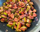 A picture of step 4 of Fig Chutney.