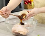 Hình bước làm 1 của món Đùi gà nướng khoai lang ngon khó cưỡng