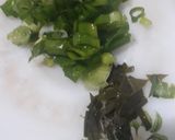Foto langkah ke 1 dari resep Seblak Campuran (ceker, jamur enoki, siomay).