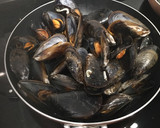 Foto del paso 1 de la receta: Mejillones en salsa brava