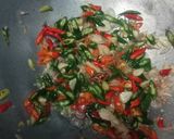 Foto langkah ke 5 dari resep Tumis cumi pedas.
