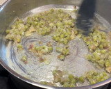 Foto del paso 3 de la receta: Merluza, habitas y sopa de guisantes