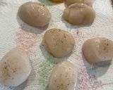 A picture of step 1 of Pan Fried Scallops With Garlic & Lemon 🍋.