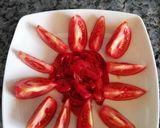 Foto del paso 3 de la receta: Ensalada de tomate, pimientos asados, cebolla y aceitunas