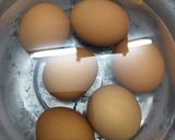 Hình bước làm 2 của món Trứng lòng đào ngâm tương